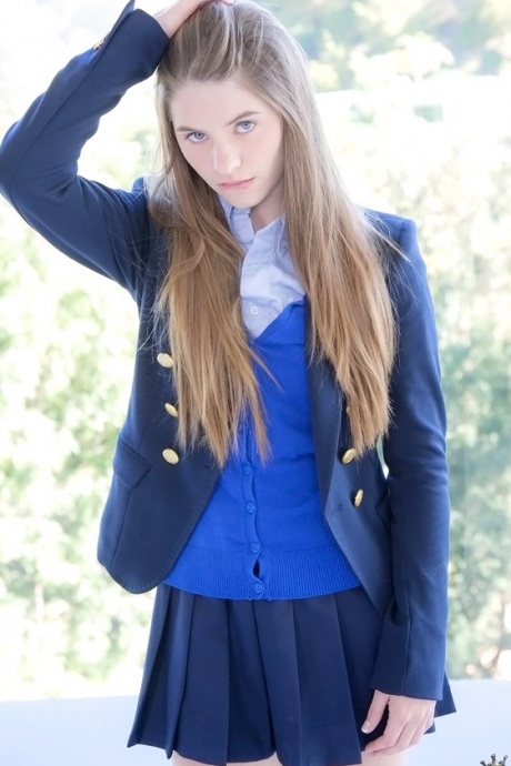 Длинноволосая милашка-подросток Элис Марч избавляется от своей униформы и трусиков 2