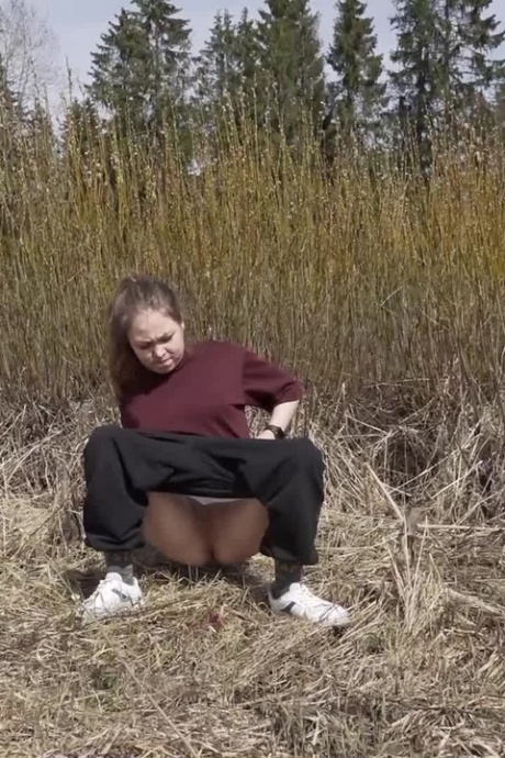 Европейская красотка садится на корточки на пустыре, чтобы пописать 5