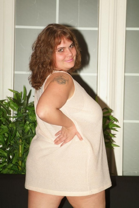 Толстая женщина получает сперму на свои большие сиськи после секса на кухне 5