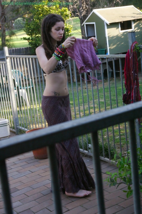 Возбужденная брюнетка любительница Элис одевается после мастурбации 11