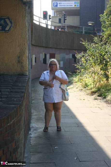 Толстая пожилая медсестра Лекси Каммингс обнажает себя, прогуливаясь по тротуару 4