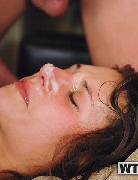 Белая шлюха получает сперму на лицо после двойного траха в групповухе 16