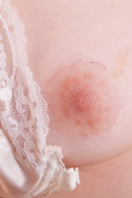 Зрелая пухленькая Крисси Ли широко раздвигает половые губки в прачечной 3