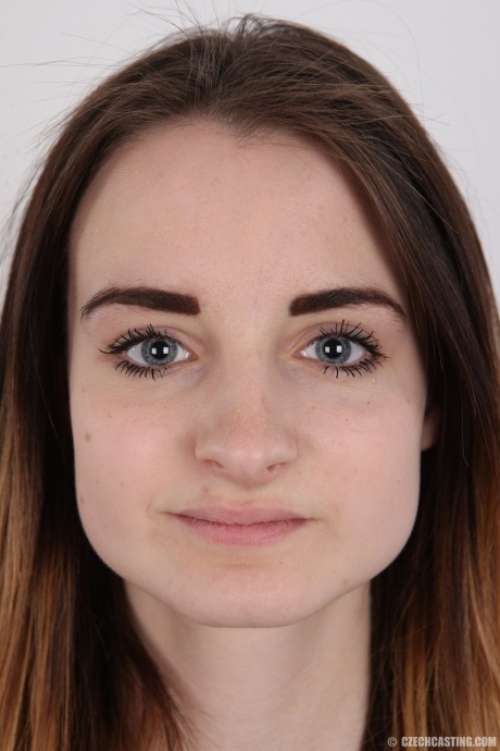 Маленькая сиськастая подражательница порнозвезды Доминика позирует обнаженной для своего интервью на кастинге 1