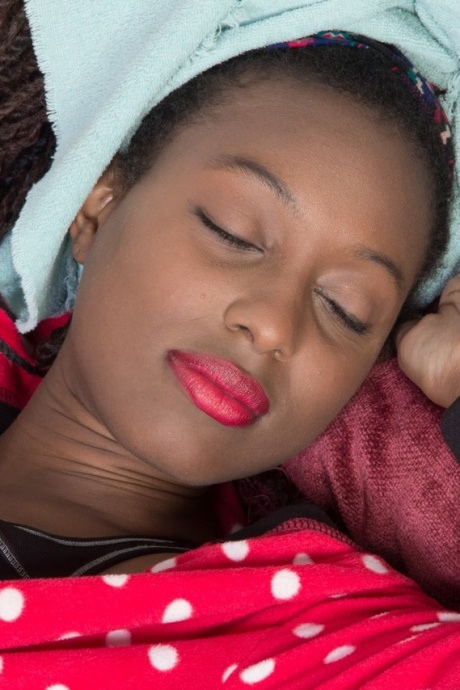 Африканская любительница Saf расплывается в улыбке, демонстрируя свою волосатую киску 1