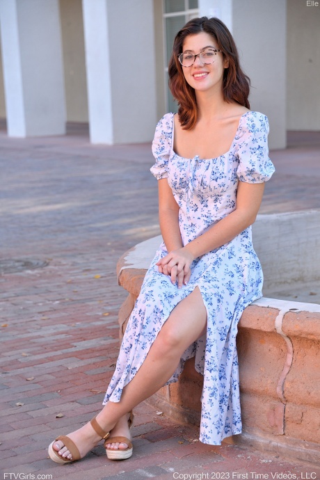 Девушка по соседству типа Элль мастурбирует секс-игрушкой в общественных местах 1