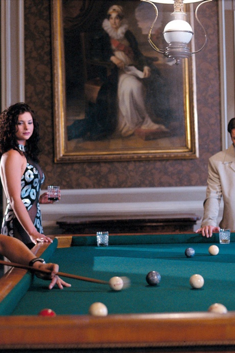 Темноволосая шлюха получает капающую сперму на похабном групповом сексе за бильярдным столом 1