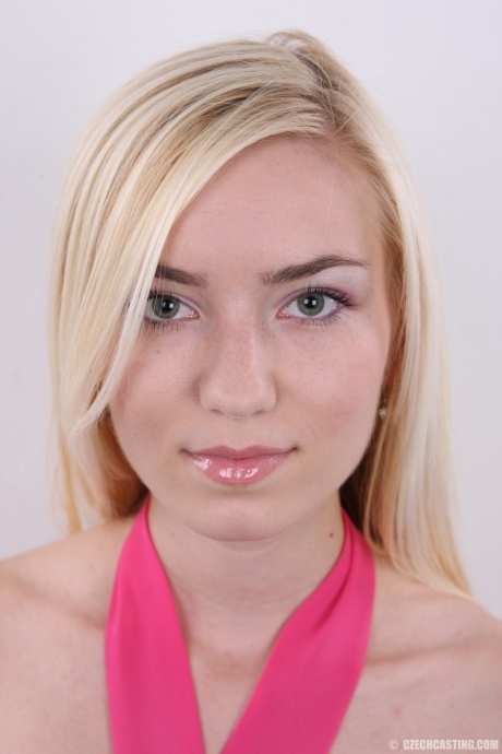 Симпатичная блондинка-любительница Тереза с маленькими сиськами раздвигает голышом клитор крупным планом 1