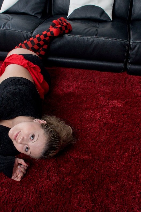 Беременная девушка показывает свой большой живот перед тем, как раздеться в носках OTK 4