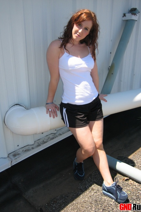 Рыжеволосая молоденькая обнажает свои сиськи и стринги в промышленной обстановке 12