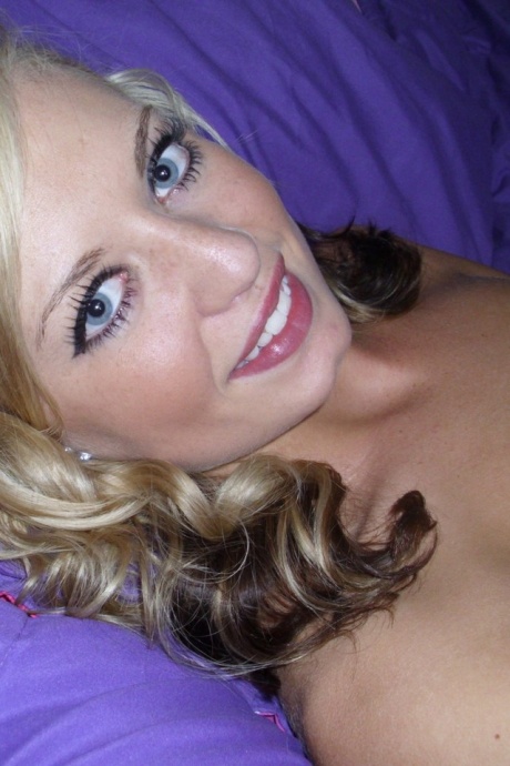 Грязная блондинка-любительница Крошечной размолвки делает селфи своей влажной киски 7