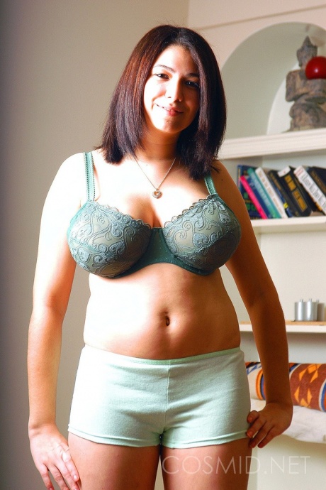 Пухленькая любительская модель позирует обнаженной в лифчике и шортах 1