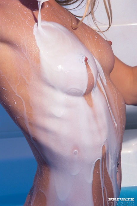 Винтажная шлюшка Кристал Рэй сосет молоко из огромного черного члена 3