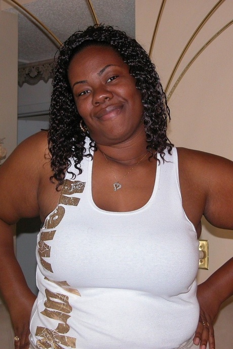 Большая Черная Толстушки Позирует обнаженной и Раздвигает Толстую задницу 1