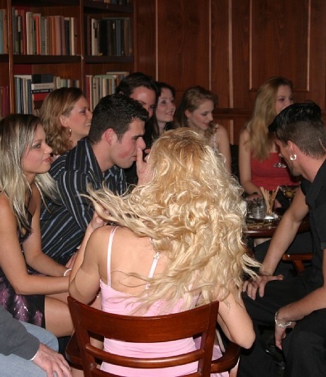 Развратные девушки вовлекаются в дикий групповой секс на званом ужине 16