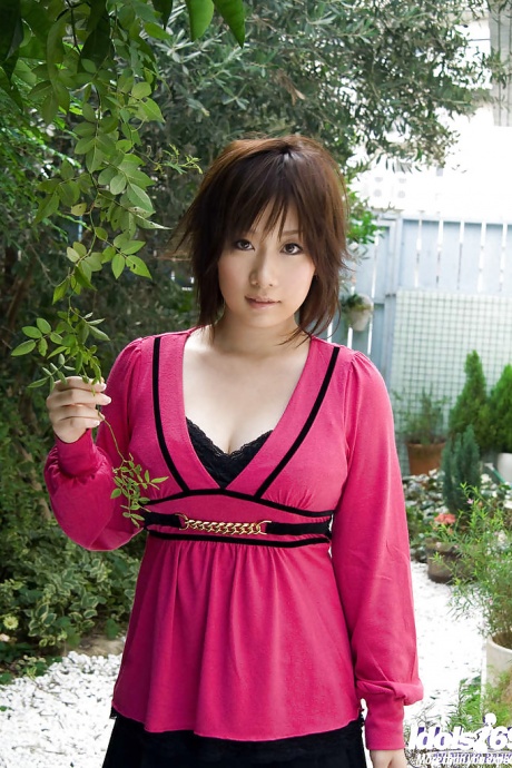 Студентка-азиатка Ханано Ноно медленно обнажает свои потрясающие большие груди 1