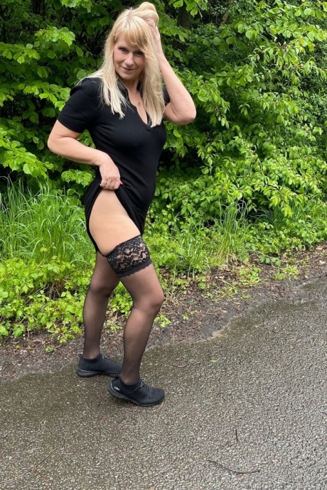 Блондинка средних лет Сладкая Сьюзи пальчиком раздвигает свою киску во время активного отдыха 7