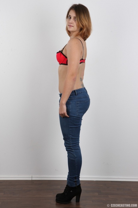 Девушка-любитель Петра крепко держит свое лицо, когда раздевается, чтобы предстать обнаженной 5