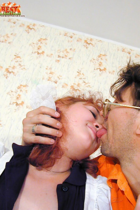 Рыжеволосая школьница трахается с парнем постарше, который застает ее за мастурбацией 8