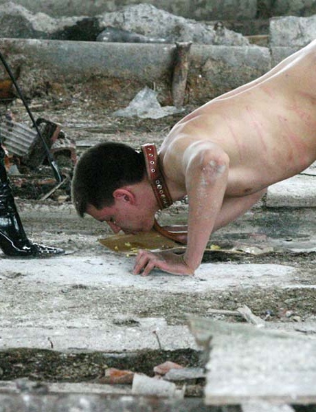 Латексная любовница кормит своего голого уродца где-то в руинах, выплевывая пережеванное яблоко 8