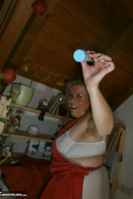 Возбужденная Ома Каро ублажает свою киску деревянной ложкой и огурцом 4