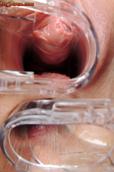 Блондинка-любительница Ди Сирен вставляет зеркальца в свою киску и жопу 17