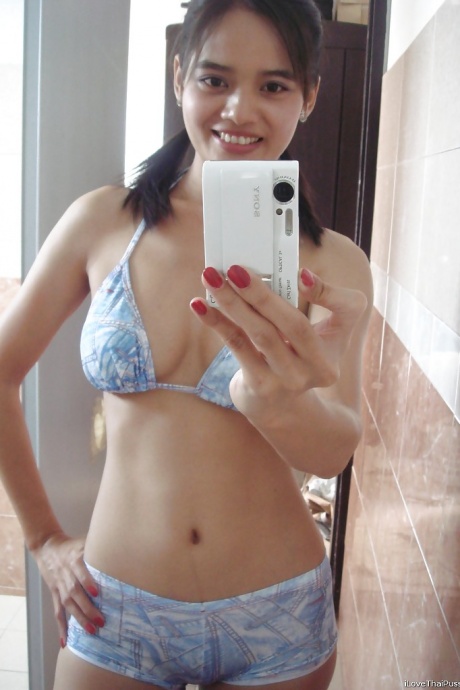 Игривая азиатская красотка Лана делает селфи, демонстрируя подстриженную киску и дроча пальцами 6