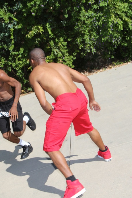 Белая шлюха Мелисса Мур отсасывает группе больших черных членов 1