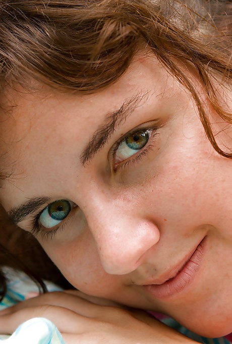 Миниатюрная любительница Марла раздевается догола на открытом воздухе, чтобы доставить удовольствие волосатой вагине 8