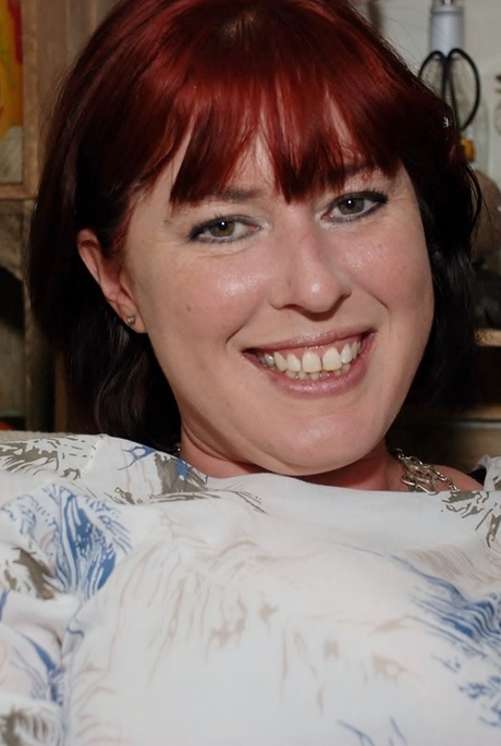 Рыжеволосая любительская толстушки курит, отодвигая обрезанные шорты в сторону на диване 2