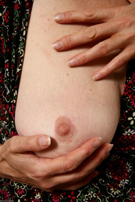 Пожилая женщина обхватывает грудь руками, прежде чем продемонстрировать свой волосатый кустик на диване 6