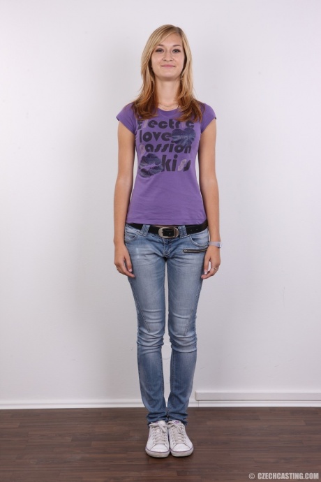 Неопытная Ива позирует полностью одетой, прежде чем показать свое обнаженное подростковое тело 2