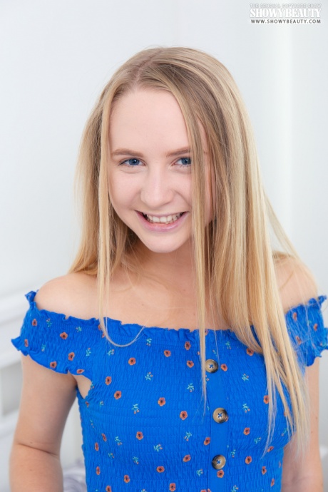 Молодо выглядящая блондинка Лейза демонстрирует свою загорелую фигуру обнаженной на кровати 2