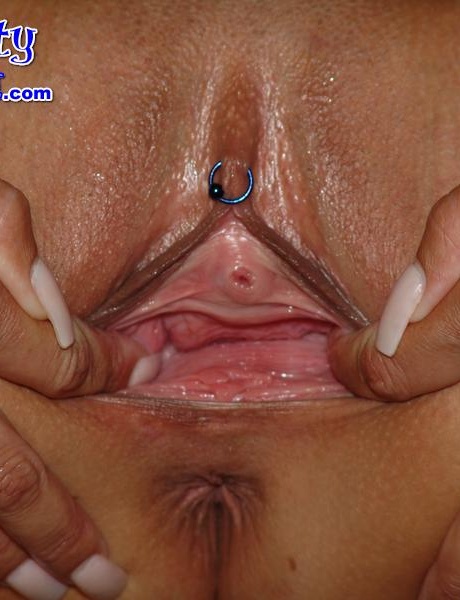 Блондинка любительница втыкает кеглю для боулинга в свою киску и зияющий анус 16