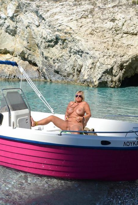 Мускулистая большая обнаженная Крисси голышом управляет своей лодкой, чтобы позагорать на своих круглых пухлых сиськах 5