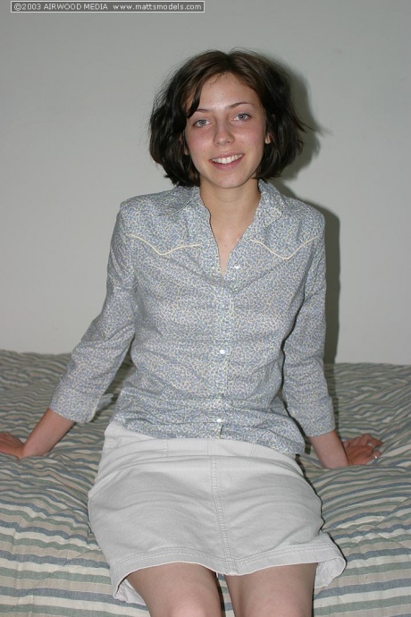 Брюнетка любительница Нико пальчиком раздвигает свою подстриженную киску после раздевания на кровати 2