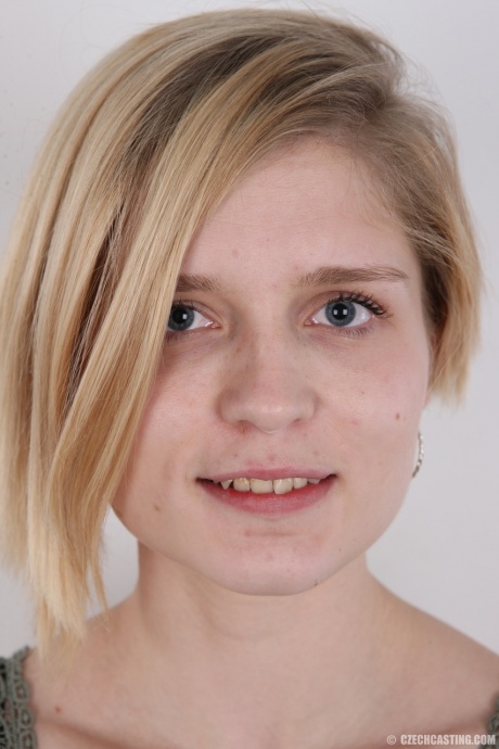 Блондинка-любительница из Чехословакии пробует себя в роли обнаженной модели 1