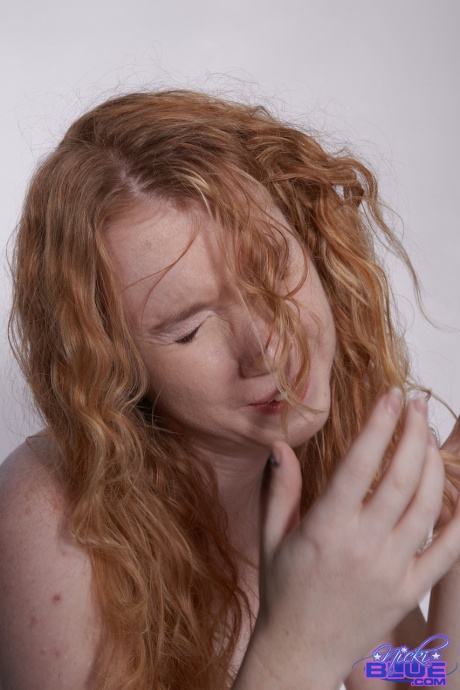 Натуральная рыжеволосая Ники Блю позирует полностью обнаженной на медицинском шаре 12