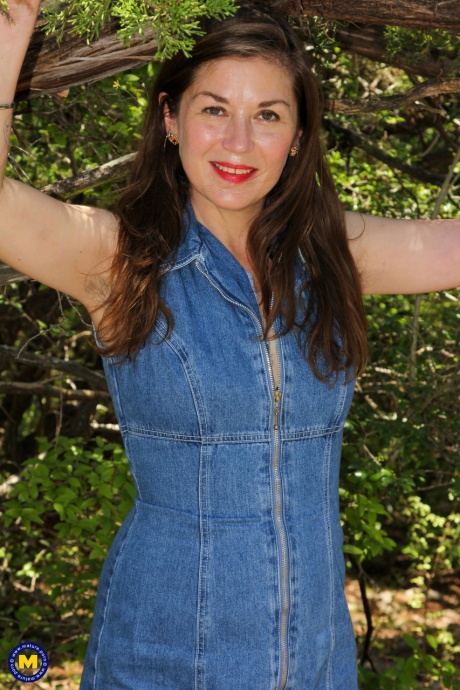 Брюнетка демонстрирует свою натуральную киску на прогулочной дорожке в лесу 5