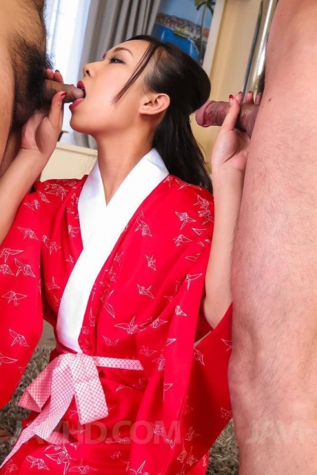 Красивая японская девушка Саки Фуджи избавляет пенисы от спермы в кимоно 2