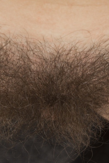 Молодая первокурсница с черными волосами улыбается, обнажая свой волосатый куст 13