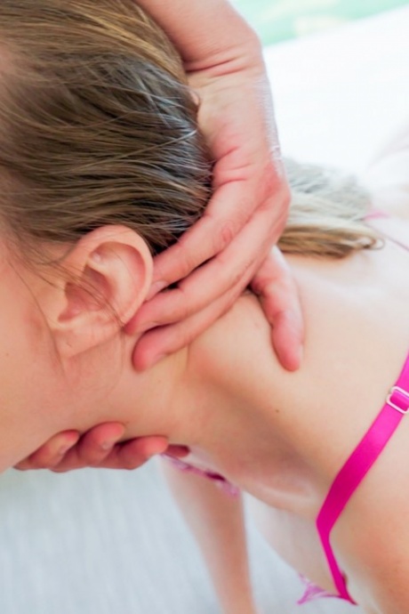 Женщина средних лет снимает очки во время минета от первого лица 11