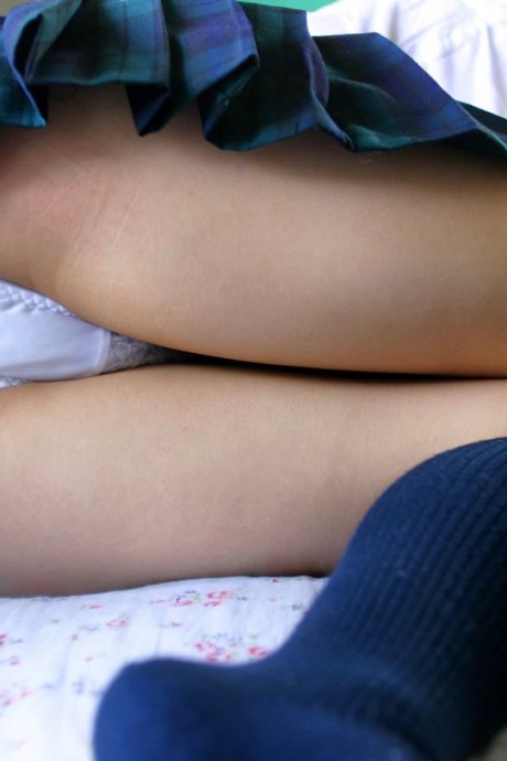 Японская студентка Кахо обнажает свое великолепное тело, переодеваясь после школы 4