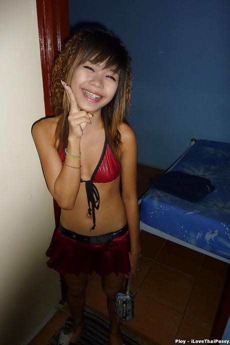 Крошечная тайская девушка из бара демонстрирует тугую попку и киску на кровати 2