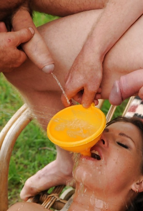 Потрясающая брюнетка-шлюха Агота обожает двойное проникновение и писающий секс 12