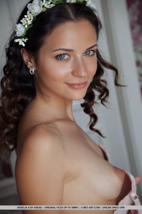 Сладкая молоденькая Арделия А в хлопчатобумажных трусиках показывает маленькие сиськи и голую пизду крупным планом 18