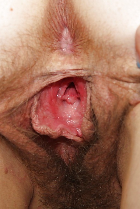 Соблазнительная зрелая медсестра в белых чулочках играет с огромным дилдо 12