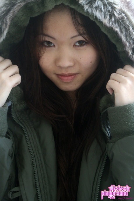 Азиатская любительница Грейс снимает зимнее пальто, чтобы продемонстрировать стринги во время акции SFW 9