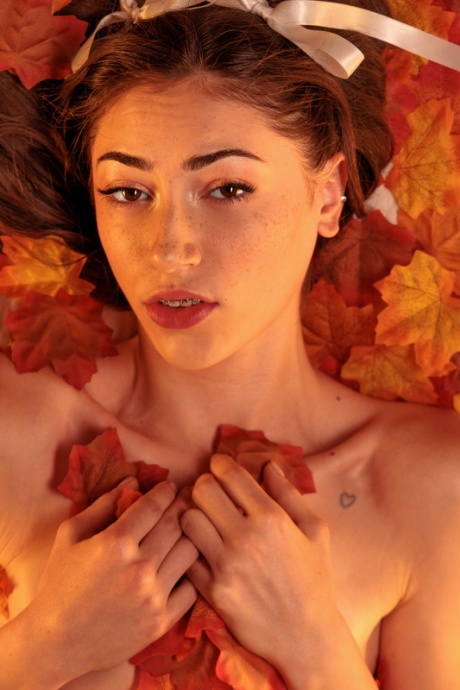 Худенькая молоденькая Тиана Блоу занимается сексом с длинным членом на диване 3