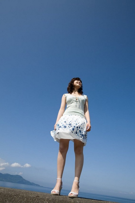 Молодая японская девушка Саки Кото обнажает свои сиськи и попку на пляже 3